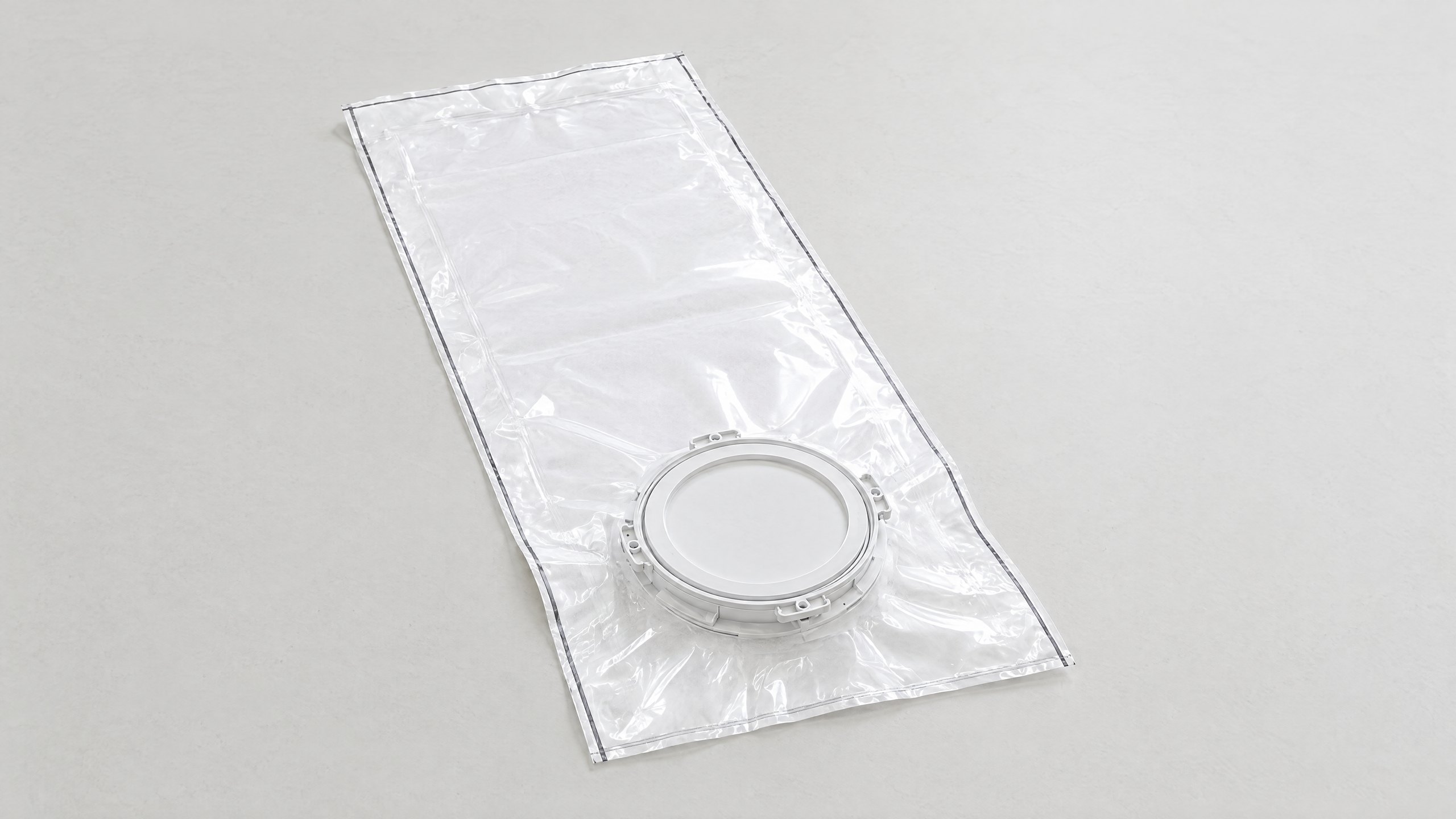 An Empty DELTAQUANT 25 L beta bag on a studio sweep: a flat pouch with the 190 mm beta flange sandwiched into its face, the flange cover toward the camera.